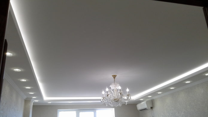 потолок со светодиодной лентой и встроенными точечными светильниками
