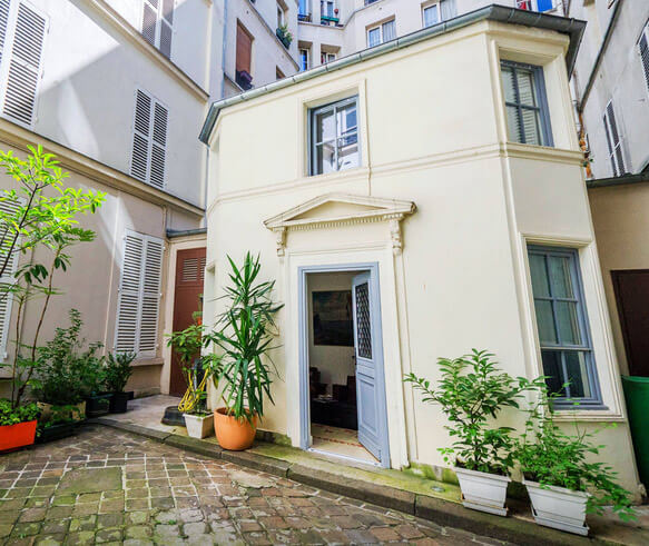 Самые маленькие в мире дома.Самый маленький дом в центре Парижа. 20 кв.м.