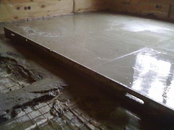 Процесс заливки бетонного основания для банного помещения