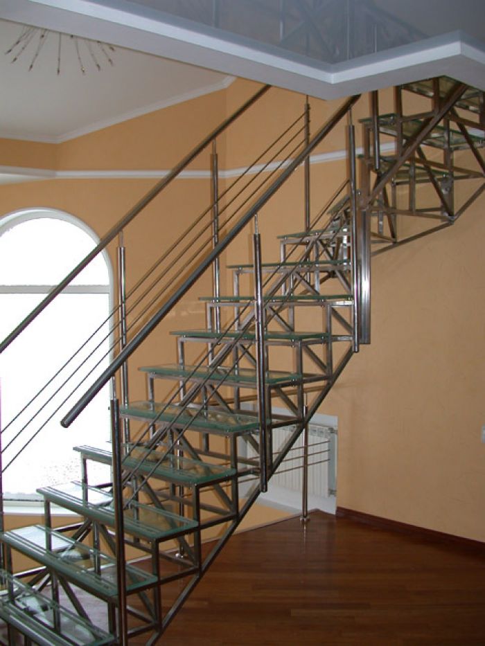каркас металлической лестницы из профильной трубы
