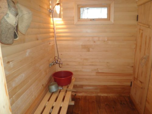 Моечная в бане с деревянным полом