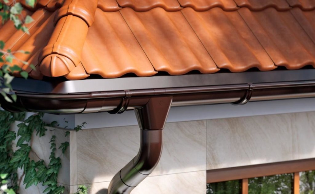 Какие бывают водостоки для крыши, основные правила монтажа
