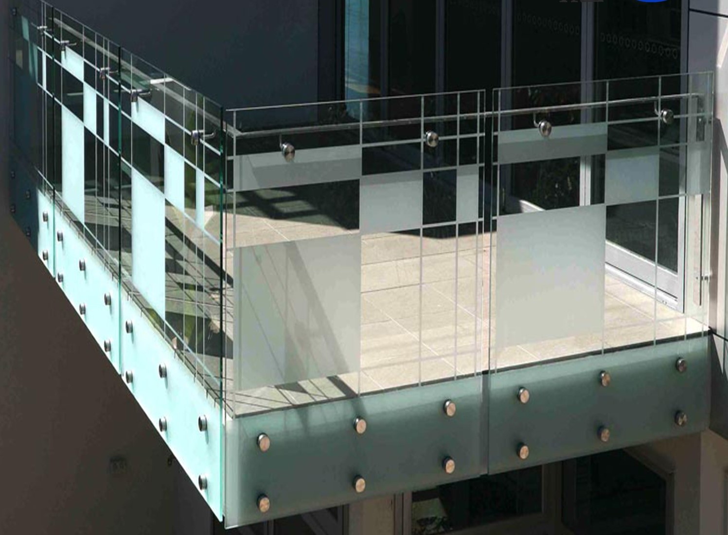 Преимущества и стильные решения: стеклянные ограждения балконов как идеальное решение для современных домов