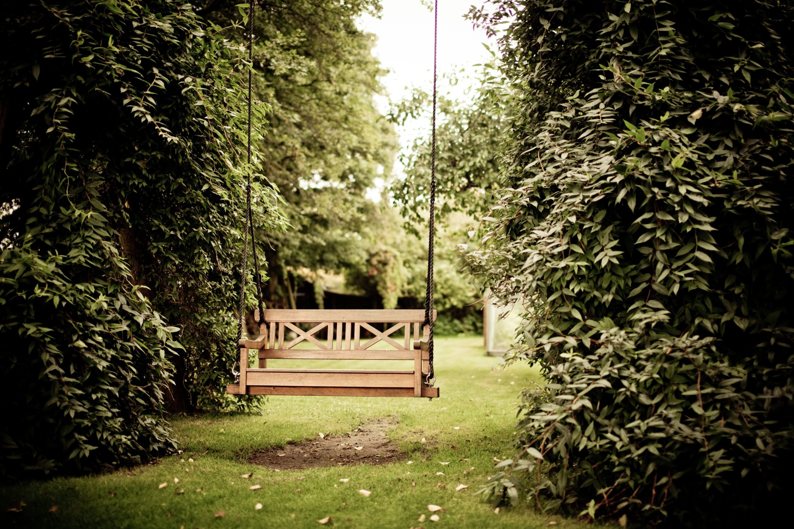 Садовая скамейка: идеальное место для отдыха и наслаждения природой