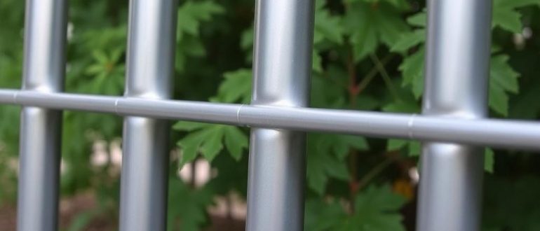 Заборы из профнастила ST 15: как выбрать, смонтировать и не пожалеть о решении