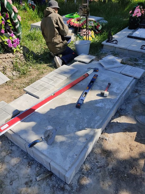 Облицовка бетонного основания тротуарной плиткой