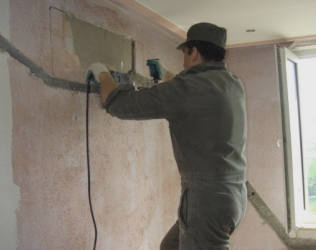 Как штробить кирпичную и бетонную стену под проводку: способы